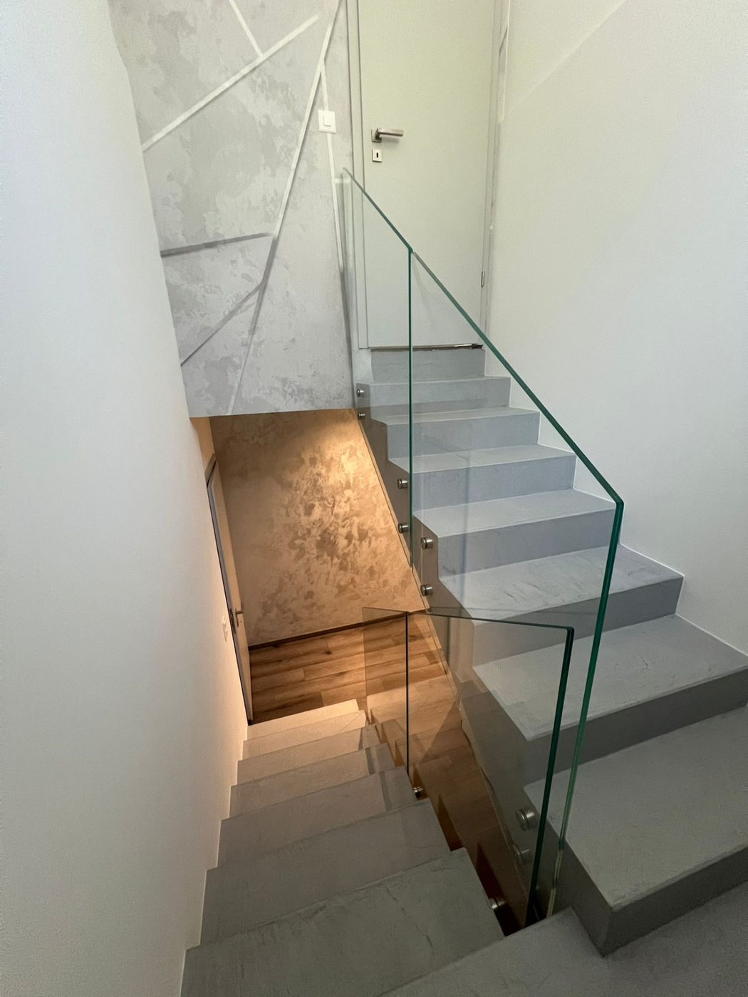 Parete decorativa e scala in vetro