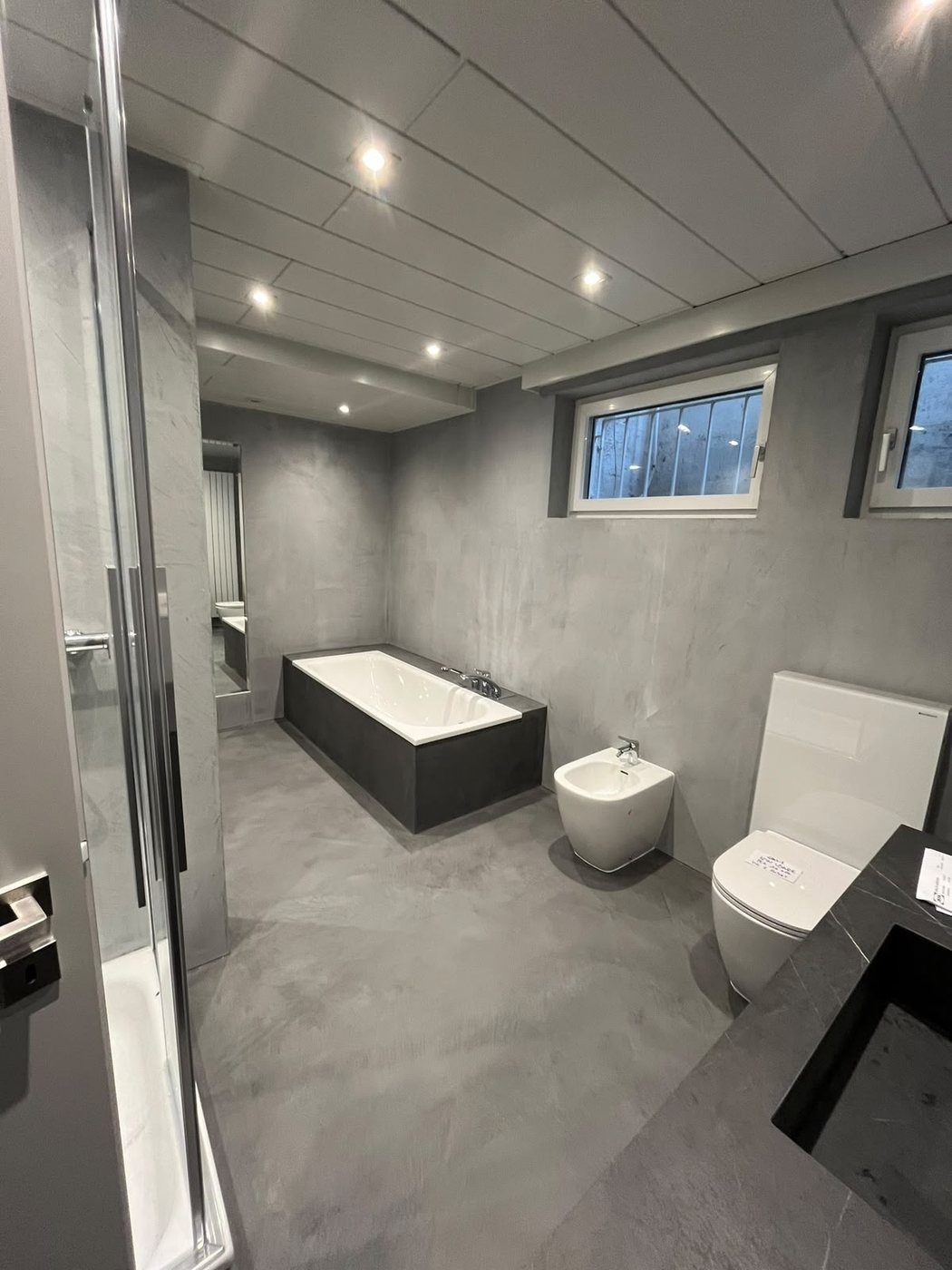 Bagno moderno in microcemento