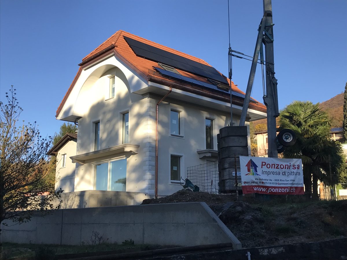 Cantiere facciata con impianto solare